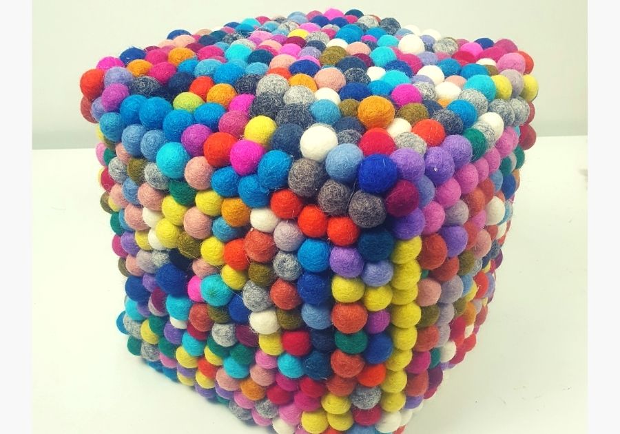 How to make felt balls pouffe to use as furniture - Glaciart One